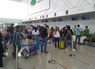 Check in di konter di Bandara