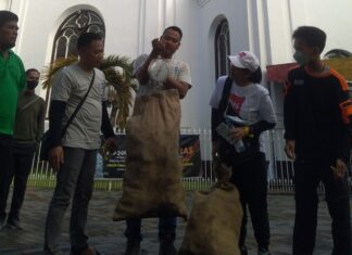 Olahraga sambil pungut sampah