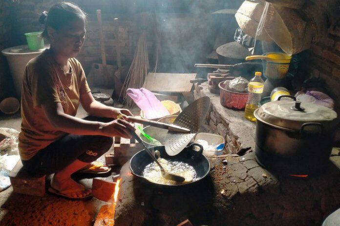 Memasak menggunakan kayu bakar