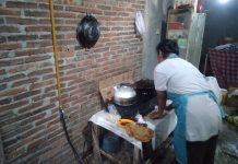 Warga memasak menggunakan Gas Bumi