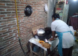 Warga memasak menggunakan Gas Bumi