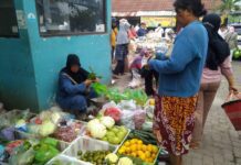 Pedagang di Pasar Gayamsari Semarang