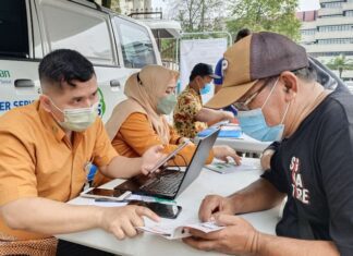 Petugas BPJS Kesehatan