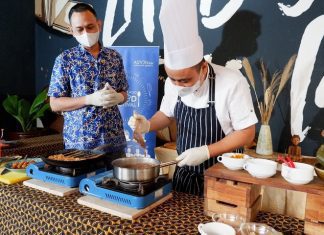 Seorang chef sedang memperagakan memasak sate Banjar