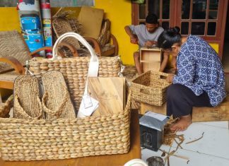 Perajin enceng gondok