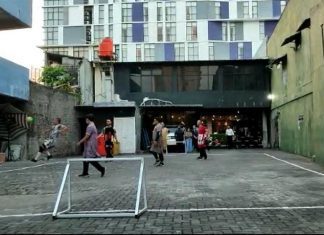 Sepak bola mini menggunakan daster