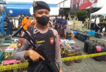 Barang bukti dan tersangka pengoplosan