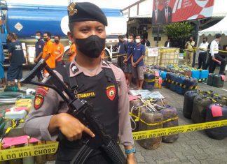 Barang bukti dan tersangka pengoplosan