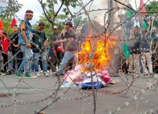 Massa aksi membakar ban bekas