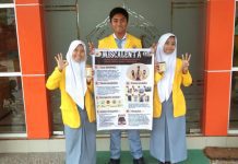 Ketiga siswa SMA Negeri 3 Rembang