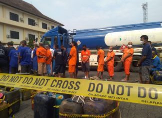 Tersangka penimbun dan pengoplos BBM