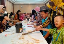 Disabilitas mengikuti pelatihan membatik