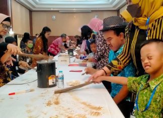 Disabilitas mengikuti pelatihan membatik