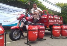 Motor roda tiga pengangkut sampah