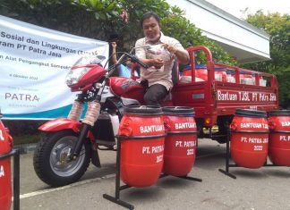 Motor roda tiga pengangkut sampah