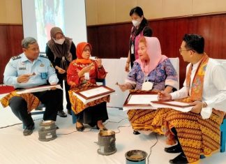 Orang tua belajar membatik