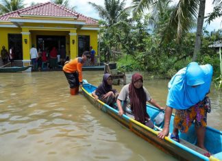 Petugas BPBD Cilacap