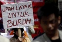 Demo buruh tuntut upah layak