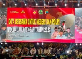 Doa bersama di halaman Mapolda