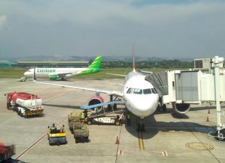 Dua pesawat berada di Bandara Ahmad Yani