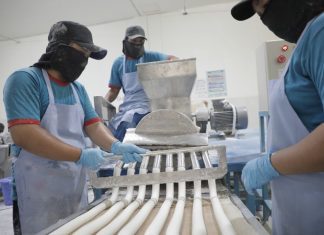 Karyawan PT Cassanatama Naturindo saat sedang membuat kerupuk.