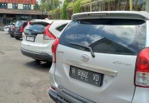 Deretan mobil parkir di kawasan Mandala Bhakti.