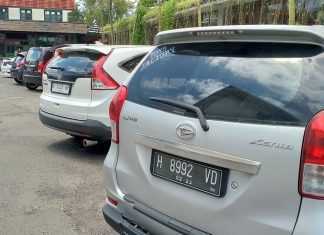 Deretan mobil parkir di kawasan Mandala Bhakti.