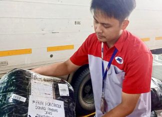 Petugas JNE menata bantuan