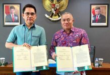 Presdir JNE Feriadi Soeprapto (kanan)