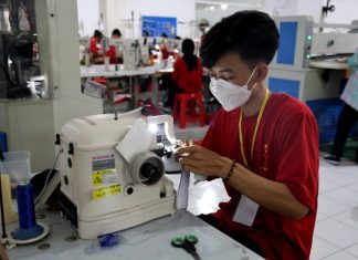 Seorang pekerja sedang menyelesaikan pekerjaan.