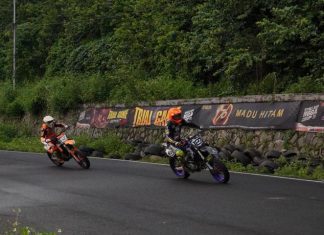 Dua pebalap sedang beradu kecepatan