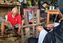 Pelaku UMKM bambu saat menyelesaikan pekerjaan