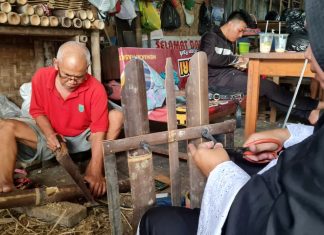 Pelaku UMKM bambu saat menyelesaikan pekerjaan