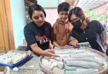 Pelaku usaha jajanan pasar