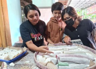 Pelaku usaha jajanan pasar