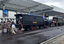 Penumpang pesawat yang terjebak banjir