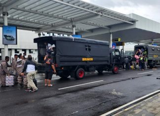 Penumpang pesawat yang terjebak banjir