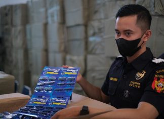 Petugas Bea Cukai Tanjung Emas