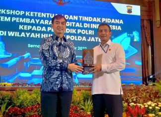 Plh Kepala KPw BI Jateng Panji Achmad (kiri)