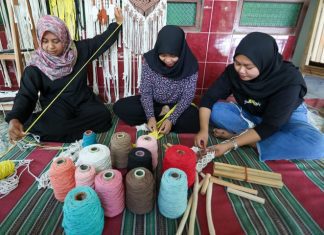 Tiga orang perempuan pelaku UMKM