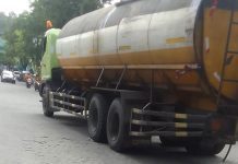 Truk tangki melintas di Jalan Citarum
