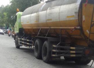 Truk tangki melintas di Jalan Citarum