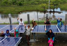 Warga Desa Ujung Alang