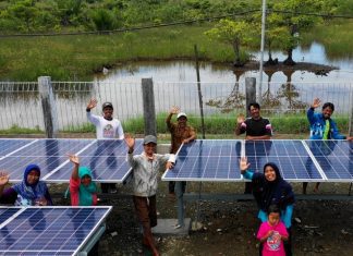 Warga Desa Ujung Alang