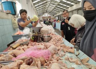 Aktivitas jual beli di pasar tradisional