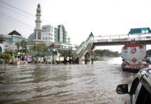 Jalan Kaligawe Raya tergenang banjir