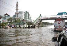 Jalan Kaligawe Raya tergenang banjir