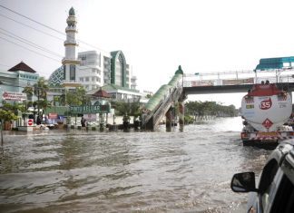 Jalan Kaligawe Raya tergenang banjir