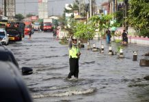 Jalan Kaligawe Raya tergenang banjir