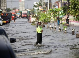 Jalan Kaligawe Raya tergenang banjir
